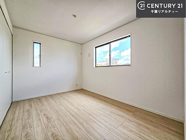 掃き出し窓がないお部屋は、お子様のお部屋としても安心です！収納スペースも充実しているので散らかったお部屋をサッと片付けられます！