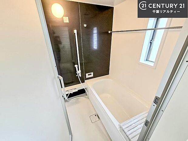 落ち着きある大人の雰囲気のバスルームは、味が出ていてバスタイムが充実!お仕事頑張っているご褒美にお好みの匂いの入浴剤を入れて、楽しんでみてはいかがでしょうか?