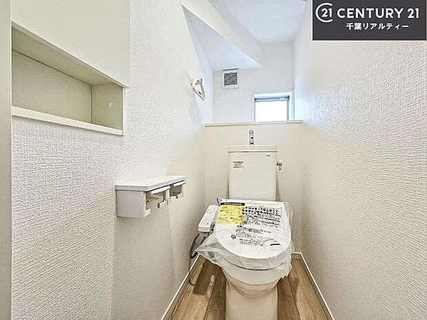1・2階にトイレがございます！朝の忙しい時間帯も待たずにすみそうですね。白を基調とした清潔感のあるトイレでお手入れがしやすいです！