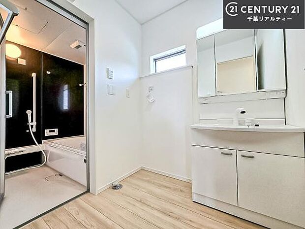 小窓付きの明るい洗面室です!湿気もすぐに入れ替えができて清潔に保つことができます!自然光が差し込むのでお化粧の仕上がりも良くなりますね!