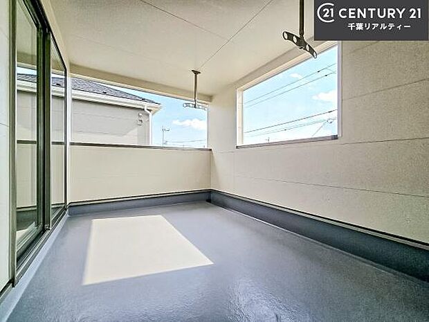 陽当たりの良いバルコニーで、お洗濯物もよく乾きそうですね！お天気の良い日にはバルコニーへ出てリフレッシュするのも気持ちよさそうです。