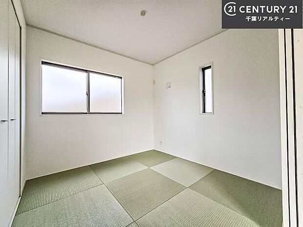 タタミの香りが安らぎを与える、リラックス空間。窓も大きく開放感のある和室となっております。日本人の心感じる「和」の空間。