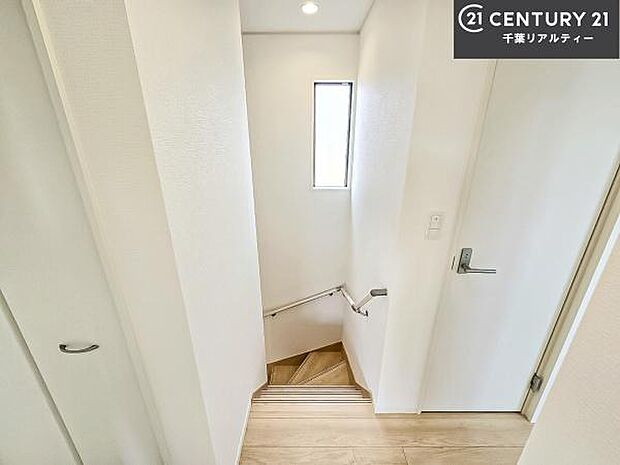 階段は明るく手摺りもついています!お子様やご年配の方も安心してご利用頂けますね!