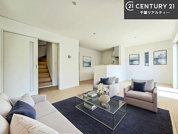 家具はCGパースです。心地良いリビングは家族が自然と集まります。家族団欒の時間が増えそうです。ご家族と、より一層充実した時間を過ごせそうですね。