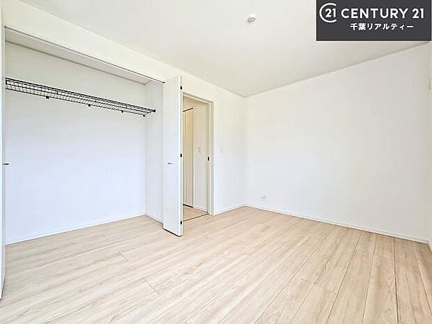 明るく温もりがあり、換気もしっかりできます!朝起きて、背伸びをしつつ深呼吸をし良い朝を迎え入れることが出来そうですね!