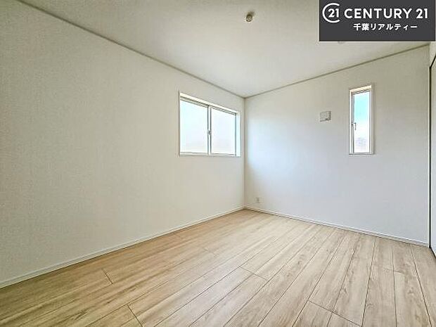 掃き出し窓がないお部屋は、お子様のお部屋としても安心です!収納スペースも充実しているので散らかったお部屋をサッと片付けられます!