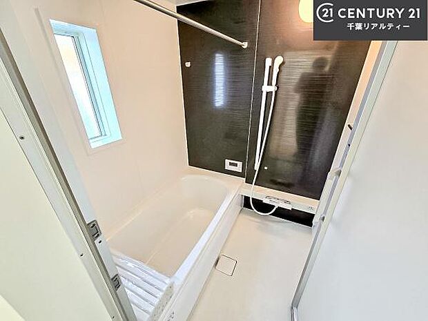 落ち着きある大人の雰囲気のバスルームは、味が出ていてバスタイムが充実!お仕事頑張っているご褒美にお好みの匂いの入浴剤を入れて、楽しんでみてはいかがでしょうか?