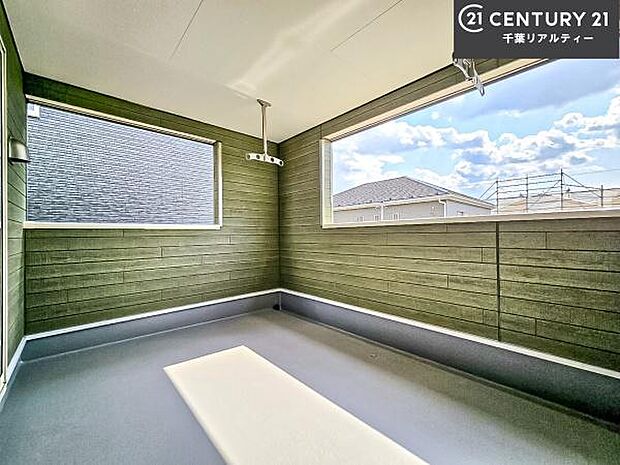 陽当たりの良いバルコニーで、お洗濯物もよく乾きそうですね！お天気の良い日にはバルコニーへ出てリフレッシュするのも気持ちよさそうです。