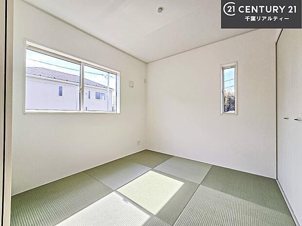 タタミの香りが安らぎを与える、リラックス空間。窓も大きく開放感のある和室となっております。日本人の心感じる「和」の空間。