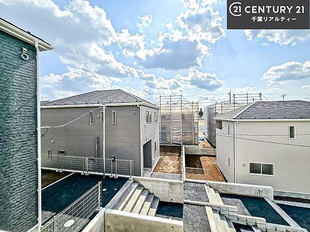 落ち着きある住宅街です!周囲には高い建物がなく、空が広く開放感があり、陽当たりを大きく遮られることもありません!気持ちの良い風が通り抜ける街並みです!