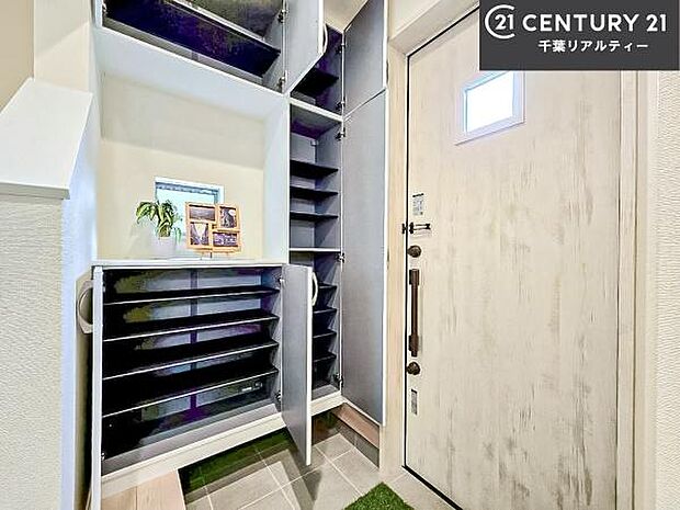 シューズボックス付き。玄関が片付きお掃除がしやすいです!スッキリした玄関で戸を開けた瞬間、清潔感のある心地いい空間が出迎えてくれます。