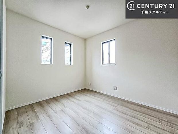 掃き出し窓がないお部屋は、お子様のお部屋としても安心です！収納スペースも充実しているので散らかったお部屋をサッと片付けられます！