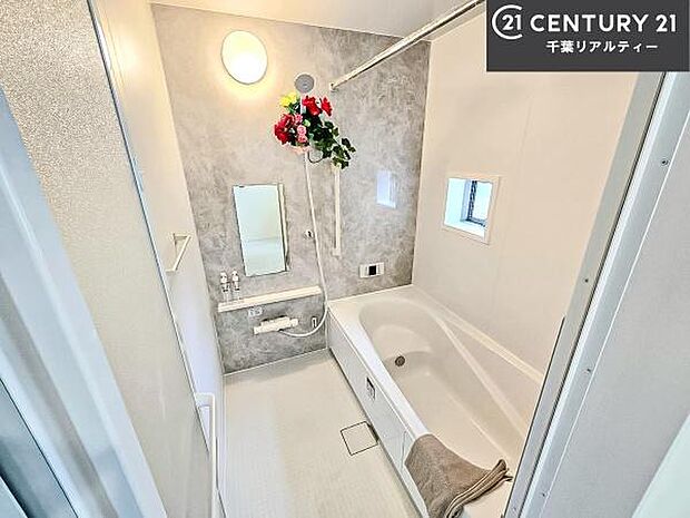 落ち着きある大人の雰囲気のバスルームは、味が出ていてバスタイムが充実!お仕事頑張っているご褒美にお好みの香りの入浴剤を入れて、楽しんでみてはいかがでしょうか?