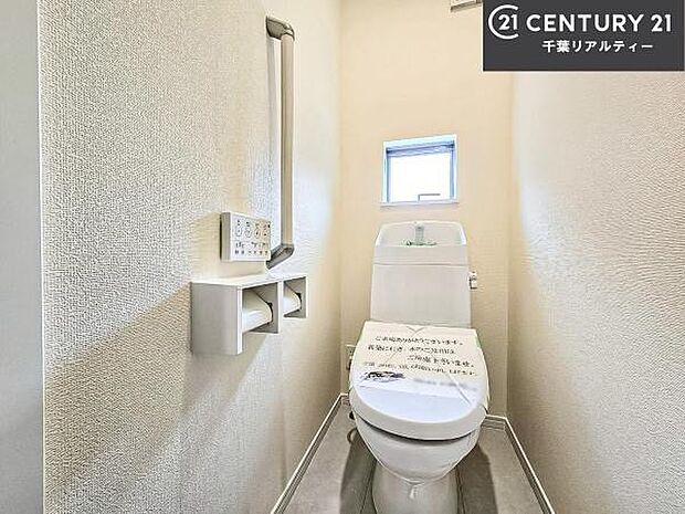 温水洗浄便座につき、冬場は便座が暖かくできるので冷たい便座に座らずに済む嬉しい仕様です！