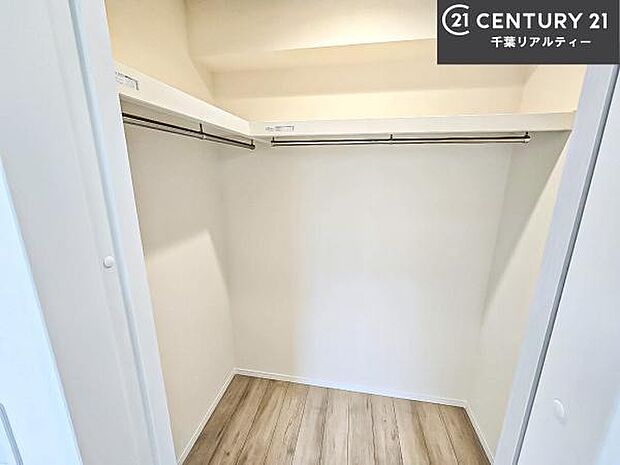 ウォークインクローゼット付きです。たくさんのお洋服などを収納しておけそうですね！他にも扇風機や加湿器など季節物の大きな家電も収納できます！