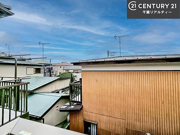 落ち着きある住宅街です！周囲には高い建物がなく、空が広く開放感があり、陽当たりを大きく遮られることもありません！気持ちの良い風が通り抜ける街並みです！