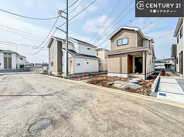 前面道路は6m!陽当り良好な立地です。車庫入れが苦手な方も安心ですね。