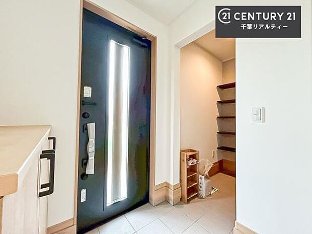 シューズインクローク付きなので、玄関が片付きお掃除がしやすいです！スッキリした玄関で戸を開けた瞬間、清潔感のある心地いい空間が出迎えてくれます。