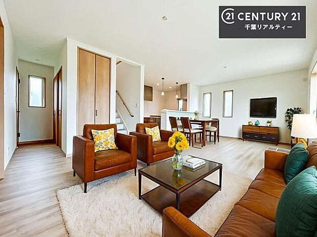 家具はCGパースです。開放感のある広々LDK！ソファーやダイニングテーブルを置いても窮屈にならないので快適に過ごせます！コミュニケーションが取りやすい明るいリビングです！