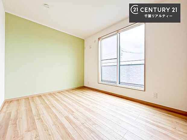 バルコニーに面している洋室です。明るく温もりがあり、換気もしっかりできます！朝起きて、外に出て背伸びをしつつ深呼吸をし良い朝を迎え入れることが出来そうですね！