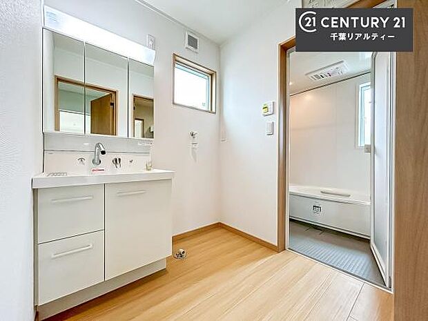 三面鏡仕様の洗面所は、身だしなみがしやすい造り！裏は収納になっています。ドライヤーやお化粧道具を片付けられるので洗面台周りをスッキリと見せることが出来ます！