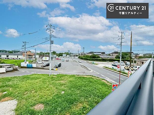 落ち着きある住宅街です！周囲には高い建物がなく、空が広く開放感があり、陽当たりを大きく遮られることもありません！気持ちの良い風が通り抜ける街並みです！