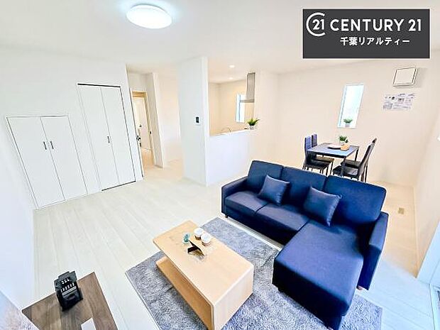 落ち着いた色合いで統一されたリビングは、外の喧騒を忘れさせてくれる穏やかな空間。やわらかな光が差し込み、家族で過ごす時間も、一人でくつろぐひとときも、自然と心がほどけていきます。