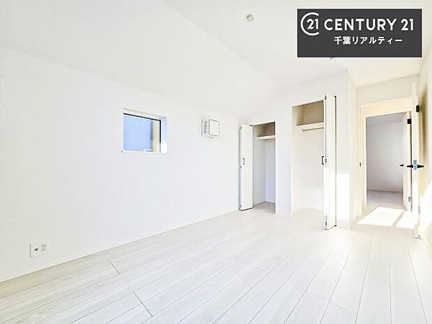 収納スペースがついています！居室をスッキリ整頓する事ができますね。家具を選ばないシンプルなデザインの為、家具を選ばずお気に入りの空間作りができそうですね。