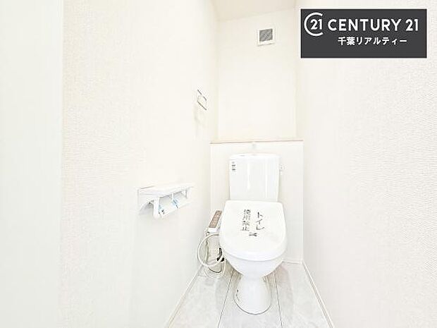1・2階にトイレがございます！朝の忙しい時間帯も待たずにすみそうですね。白を基調とした清潔感のあるトイレでお手入れがしやすいです！