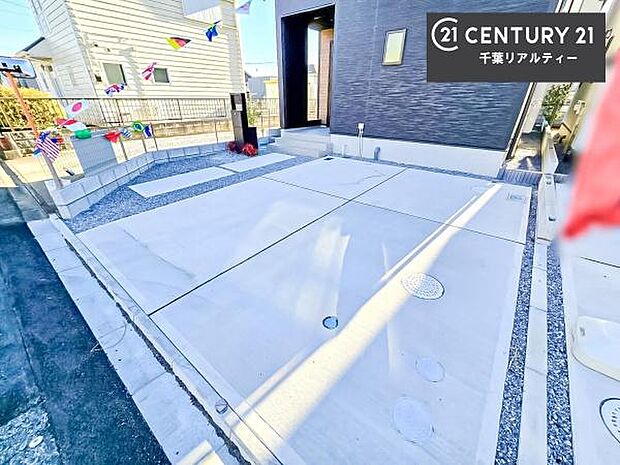 駐車スペースは2台分あります！セカンドカーはもちろん、バイクや自転車なども置き場所に困りません。