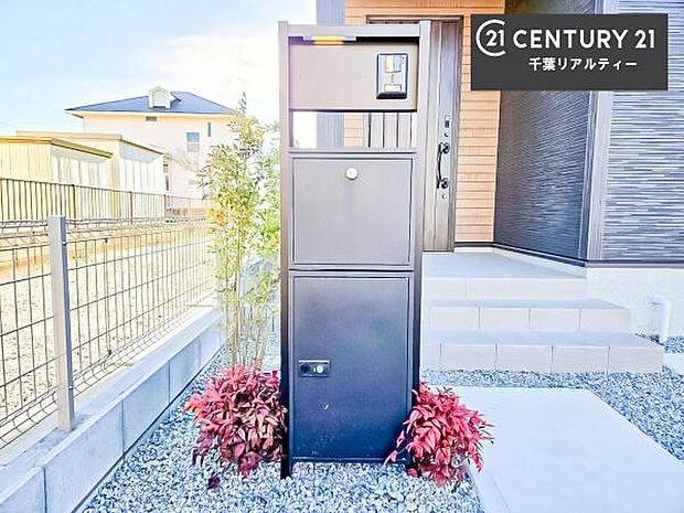 郵便ポスト付きで不在時でも荷物が受け取れてとっても便利！家にいなきゃいけないストレス回避！再配達の手間が省けます！