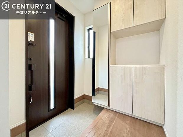 玄関のシューズボックスは、収納力良好で靴をすっきり整理できるだけでなく、上部を飾り棚として活用可能。お気に入りの小物やグリーンを置けば、来客を迎えるおしゃれな空間に仕上がります！