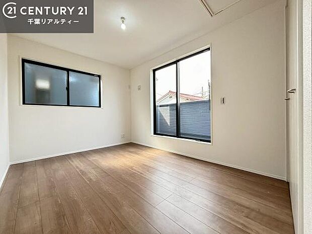 主寝室として使える洋室。収納完備！将来的なライフスタイルの変化にも柔軟に対応できます。