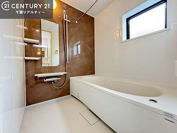 落ち着きある大人の雰囲気のバスルームは、味が出ていてバスタイムが充実！お仕事頑張っているご褒美にお好みの匂いの入浴剤を入れて、楽しんでみてはいかがでしょうか？