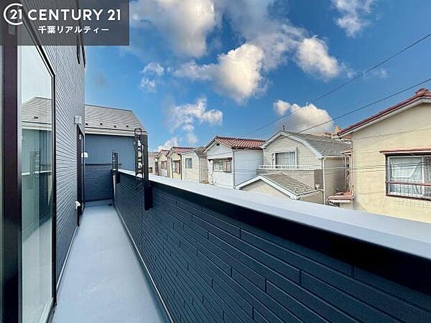 落ち着きある住宅街です！周囲には高い建物がなく、空が広く開放感があり、陽当たりを大きく遮られることもありません！気持ちの良い風が通り抜ける街並みです！