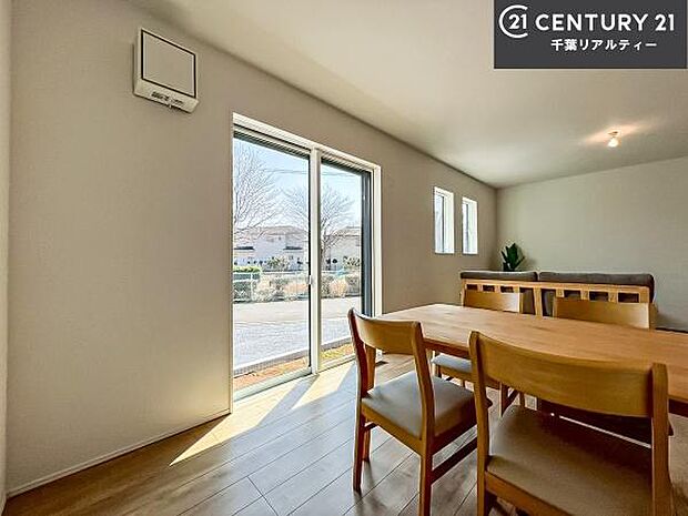 心地良いリビングは家族が自然と集まります。家族団欒の時間が増えそうです。ご家族と、より一層充実した時間を過ごせそうですね。明るく開放的な空間です。