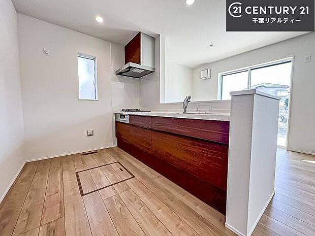 大人気の対面式システムキッチンを採用しています！ご家族のコミュニケーションが自然と増える設計です。お子様にも目が届くので嬉しいですね！広々使えて快適で作業が進みます。