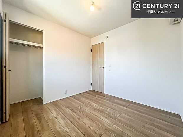 明るく温もりがあり、換気もしっかりできます！朝起きて、背伸びをしつつ深呼吸をし良い朝を迎え入れることが出来そうですね！