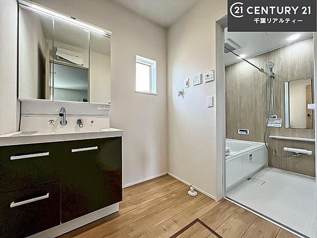 小窓付きの明るい洗面室です!湿気もすぐに入れ替えができて清潔に保つことができます!自然光が差し込むのでお化粧の仕上がりも良くなりますね!