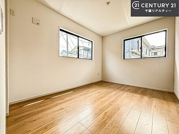 掃き出し窓がないお部屋は、お子様のお部屋としても安心です!収納スペースも充実しているので散らかったお部屋をサッと片付けられます!