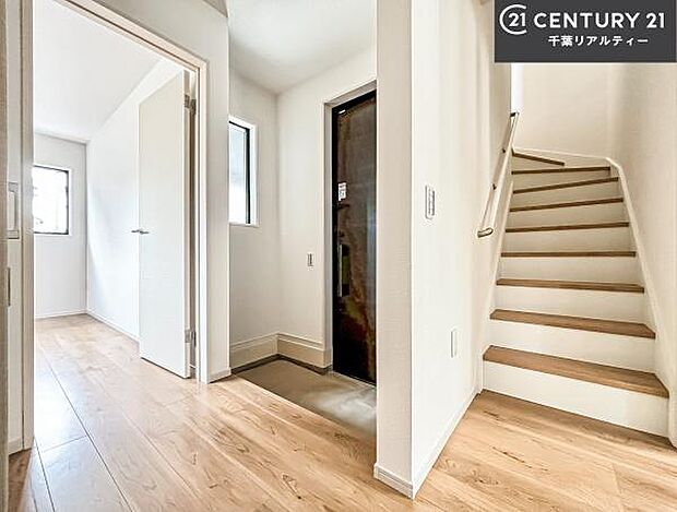 階段は明るく手摺りもついています。お子様やご年配の方も安心してご利用頂けますね。