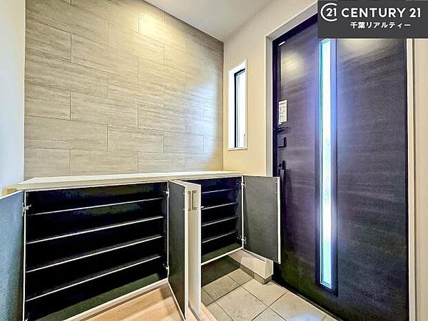 シューズボックス付きなので、玄関が片付きお掃除がしやすいです！スッキリした玄関で戸を開けた瞬間、清潔感のある心地いい空間が出迎えてくれます。