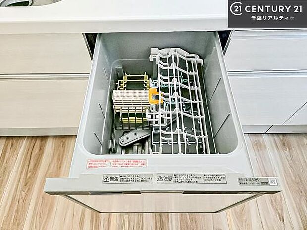 食洗機付き！忙しい時や冬場は手荒れ防止として大活躍します！ビルトイン仕様なので、場所も取らず調理スペースも広く使えて手際よく作業が出来ます！