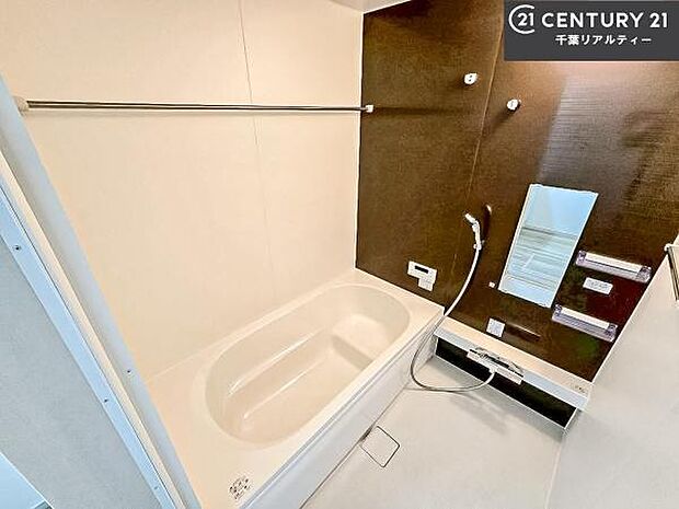 落ち着きある大人の雰囲気のバスルームは、シックなデザインでバスタイムが充実！お仕事頑張っているご褒美にお好みの匂いの入浴剤を入れて、楽しんでみてはいかがでしょうか？