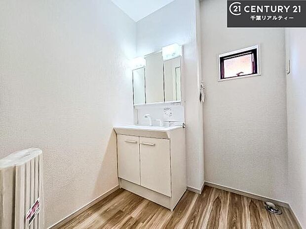 小窓付きの明るい洗面室です！湿気もすぐに入れ替えができて清潔に保つことができます！自然光が差し込むのでお化粧の仕上がりも良くなりますね！