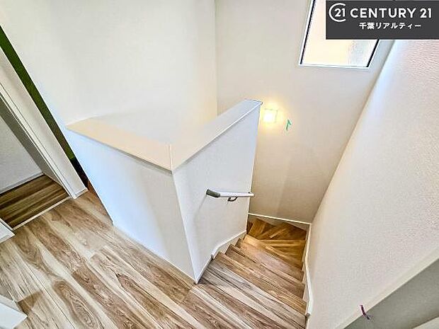 階段は明るく手摺りもついています。お子様やご年配の方も安心してご利用頂けますね。