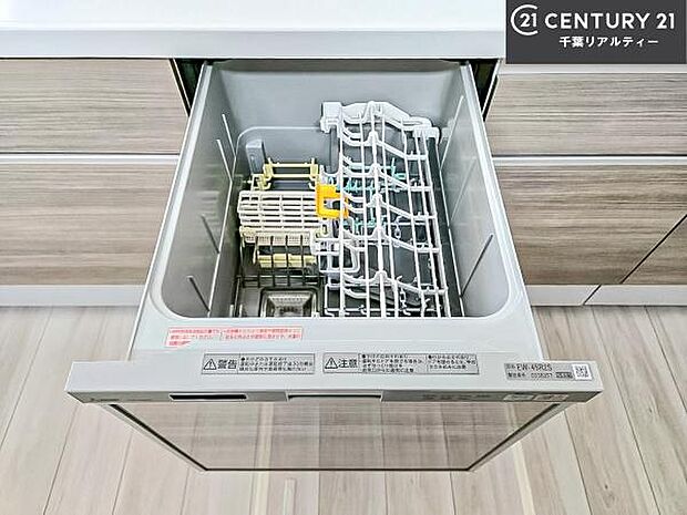 食洗機付きのキッチンです！忙しい時や手荒れ防止として大変活躍する便利な仕様です！ビルトインなのでキッチンの場所を取らず調理スペースを広く使うことが出来ます！