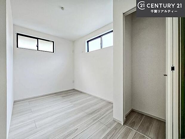 掃き出し窓がないお部屋は、お子様のお部屋としても安心です！収納スペースも充実しているので散らかったお部屋をサッと片付けられます！