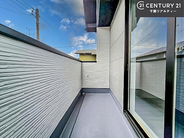 陽当たり良好なバルコニーです!晴れた日には青い空を見渡せる開放的な時間を楽しめます。