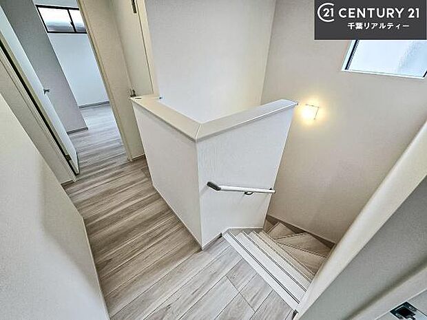 階段は明るく手摺りもついています。お子様やご年配の方も安心してご利用頂けますね。